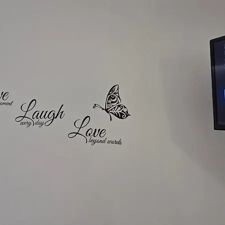 بيت ضيافة Black & White