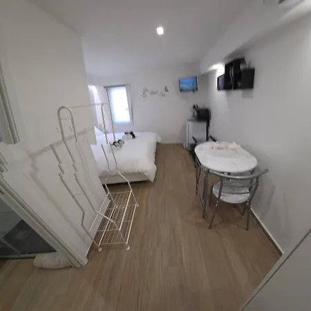 Guest house Black & White 3*