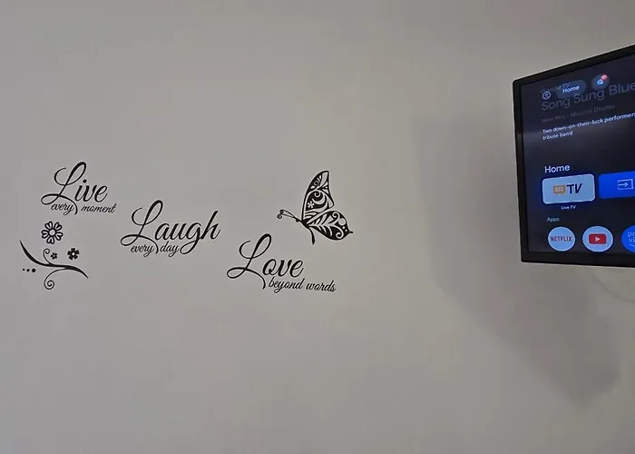 بيت ضيافة Black & White