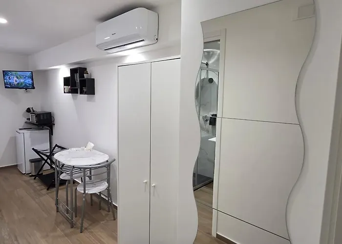 Guest house Black & White 3*