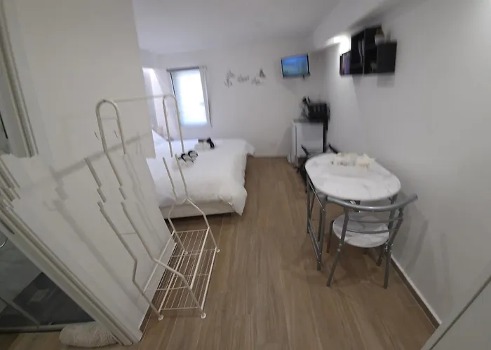 Guest house Black & White 3*